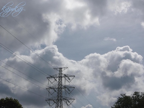 送電線と雲１.jpg