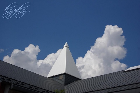 駅舎の屋根と雲２.jpg